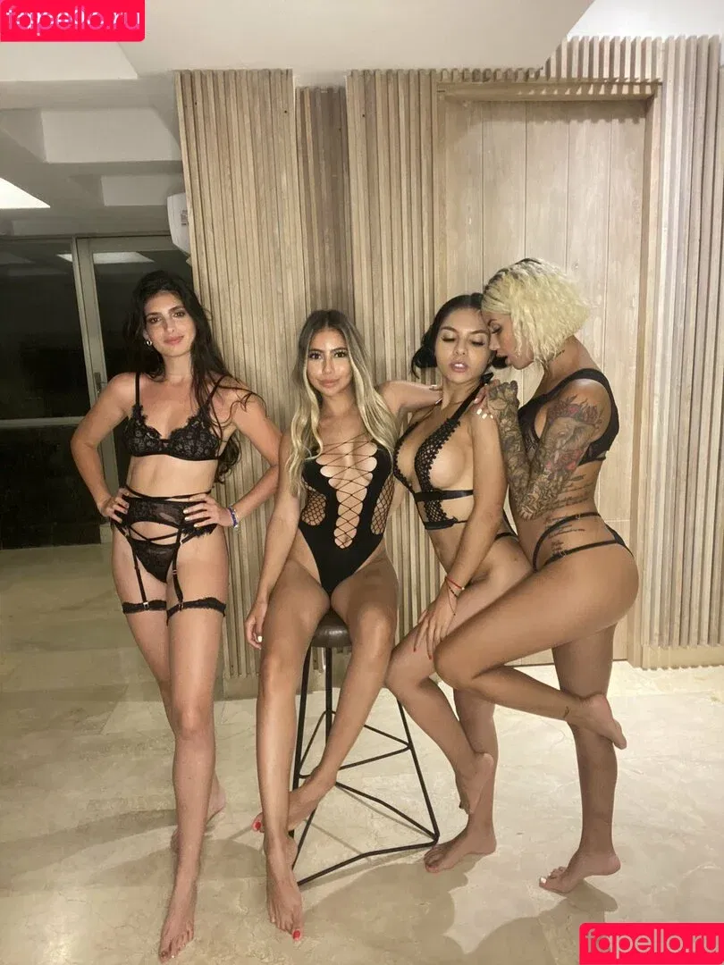 Holly Shit / Holly08sh_t / Hollyshit_ / the_baums Onlyfans Photo Gallery 