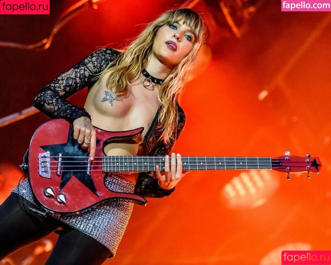 Maneskin bassist / Victoria De Angelis / vicdeangelis Onlyfans Photo Gallery 