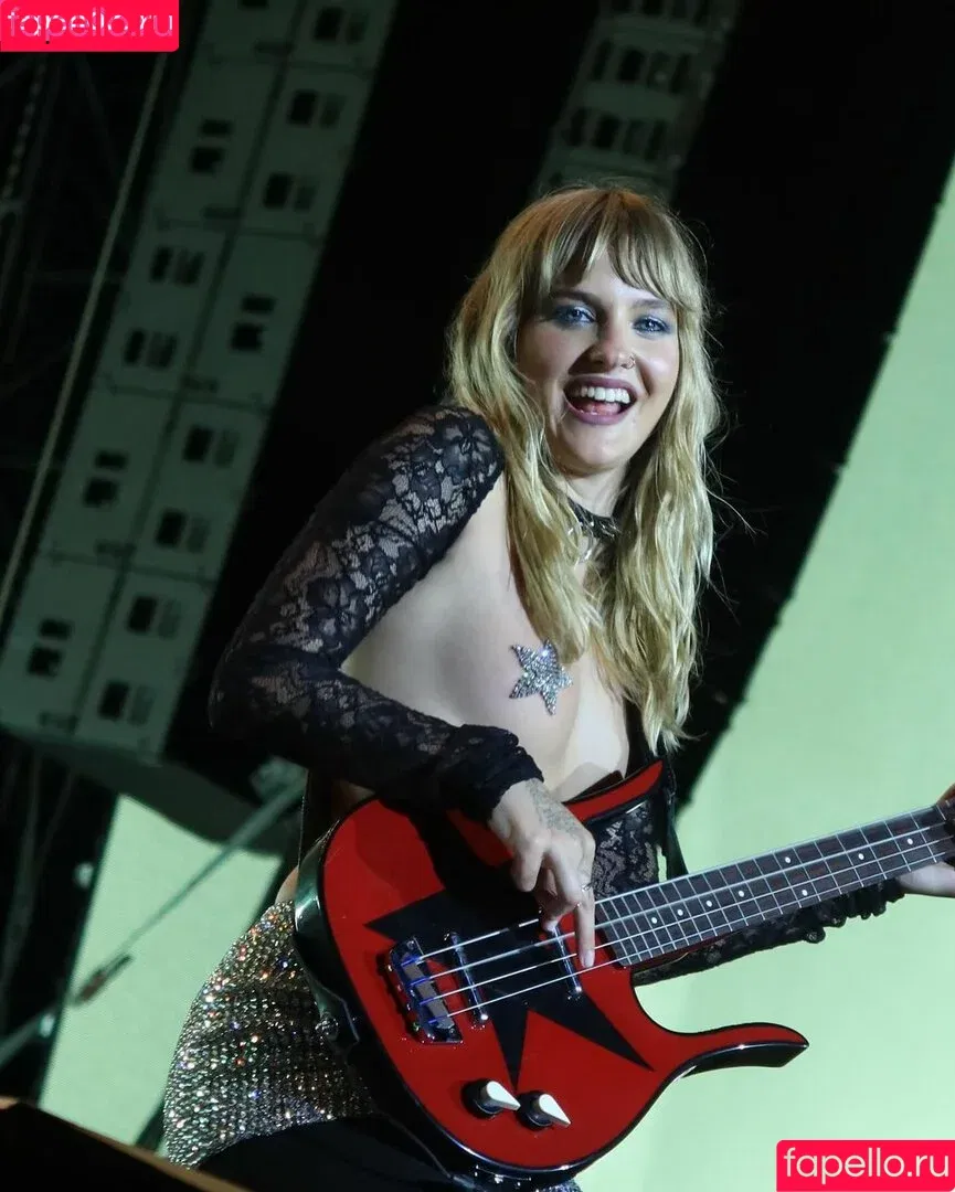 Maneskin bassist / Victoria De Angelis / vicdeangelis Onlyfans Photo Gallery 