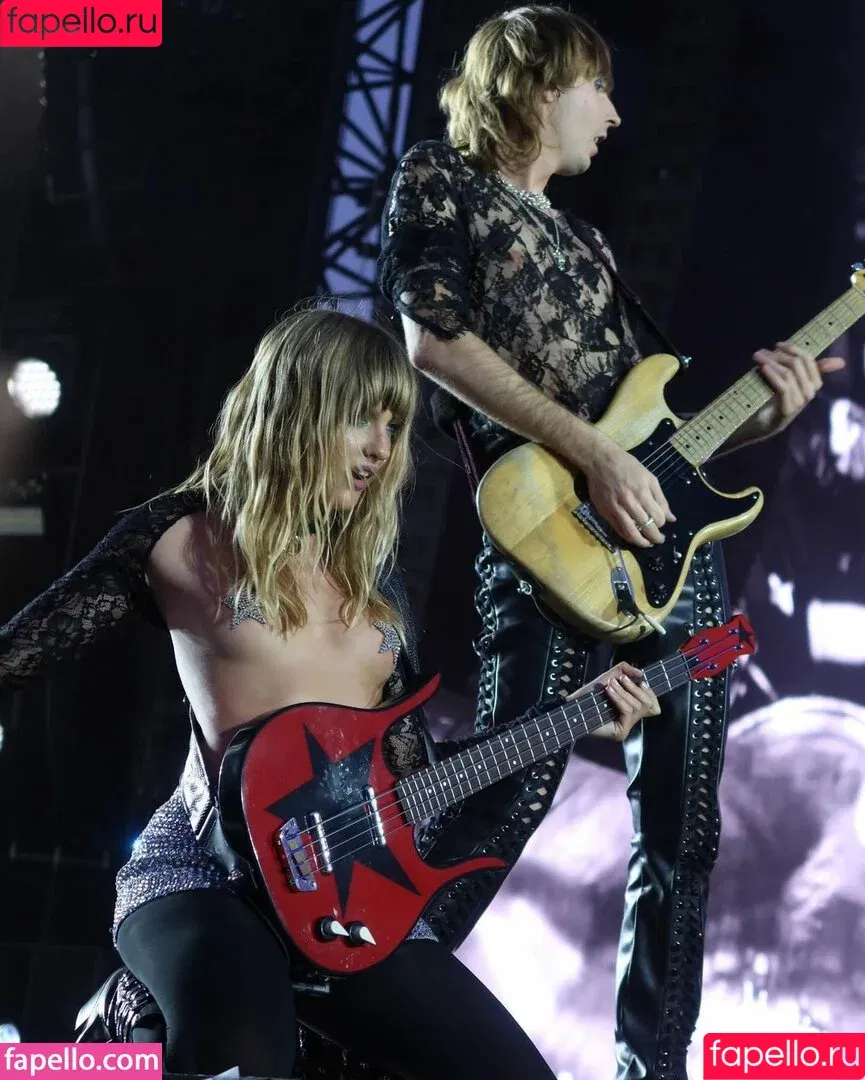 Maneskin bassist / Victoria De Angelis / vicdeangelis Onlyfans Photo Gallery 