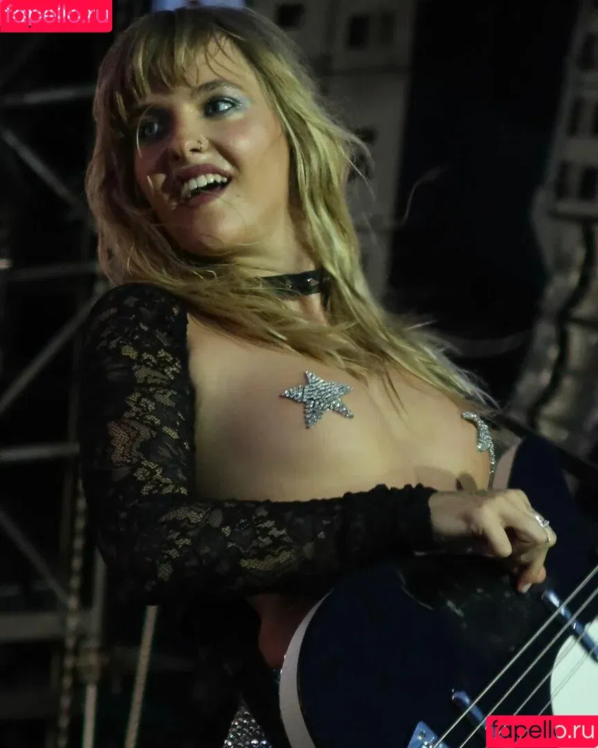 Maneskin bassist / Victoria De Angelis / vicdeangelis Onlyfans Photo Gallery 