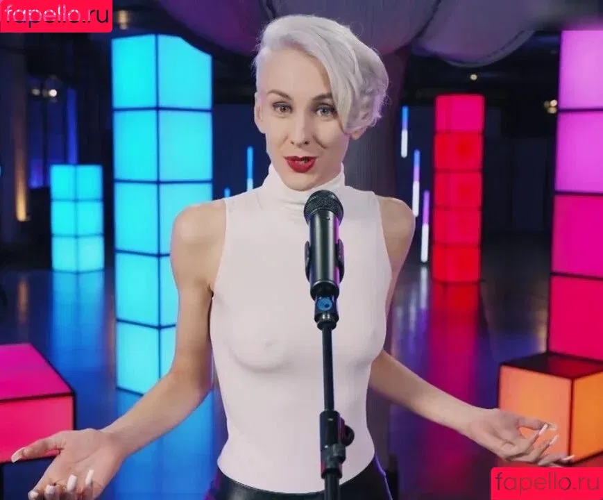 Lisa Eckhart / fraueckhart Onlyfans Photo Gallery 