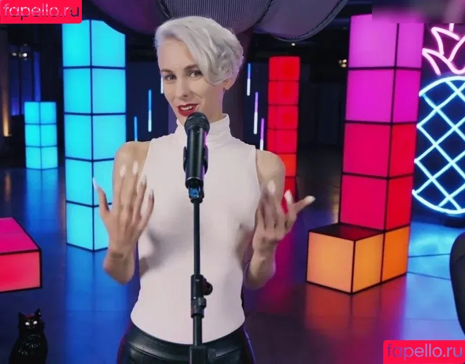 Lisa Eckhart / fraueckhart Onlyfans Photo Gallery 