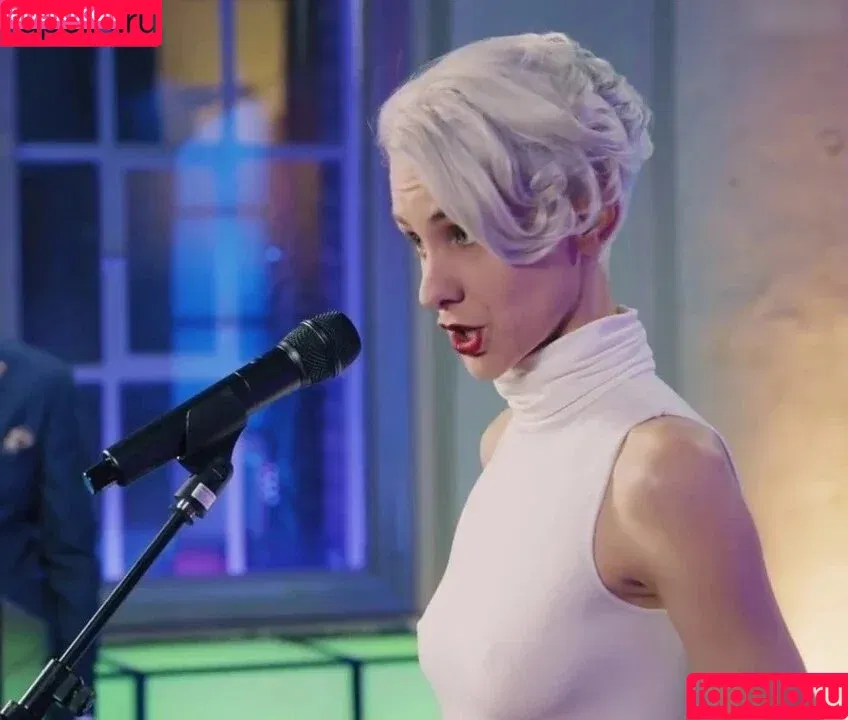 Lisa Eckhart / fraueckhart Onlyfans Photo Gallery 