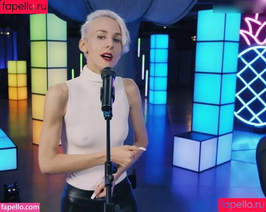 Lisa Eckhart / fraueckhart Onlyfans Photo Gallery 