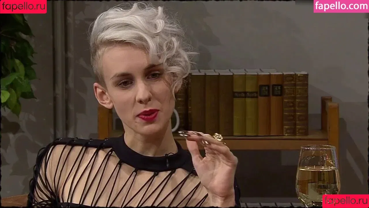 Lisa Eckhart / fraueckhart Onlyfans Photo Gallery 