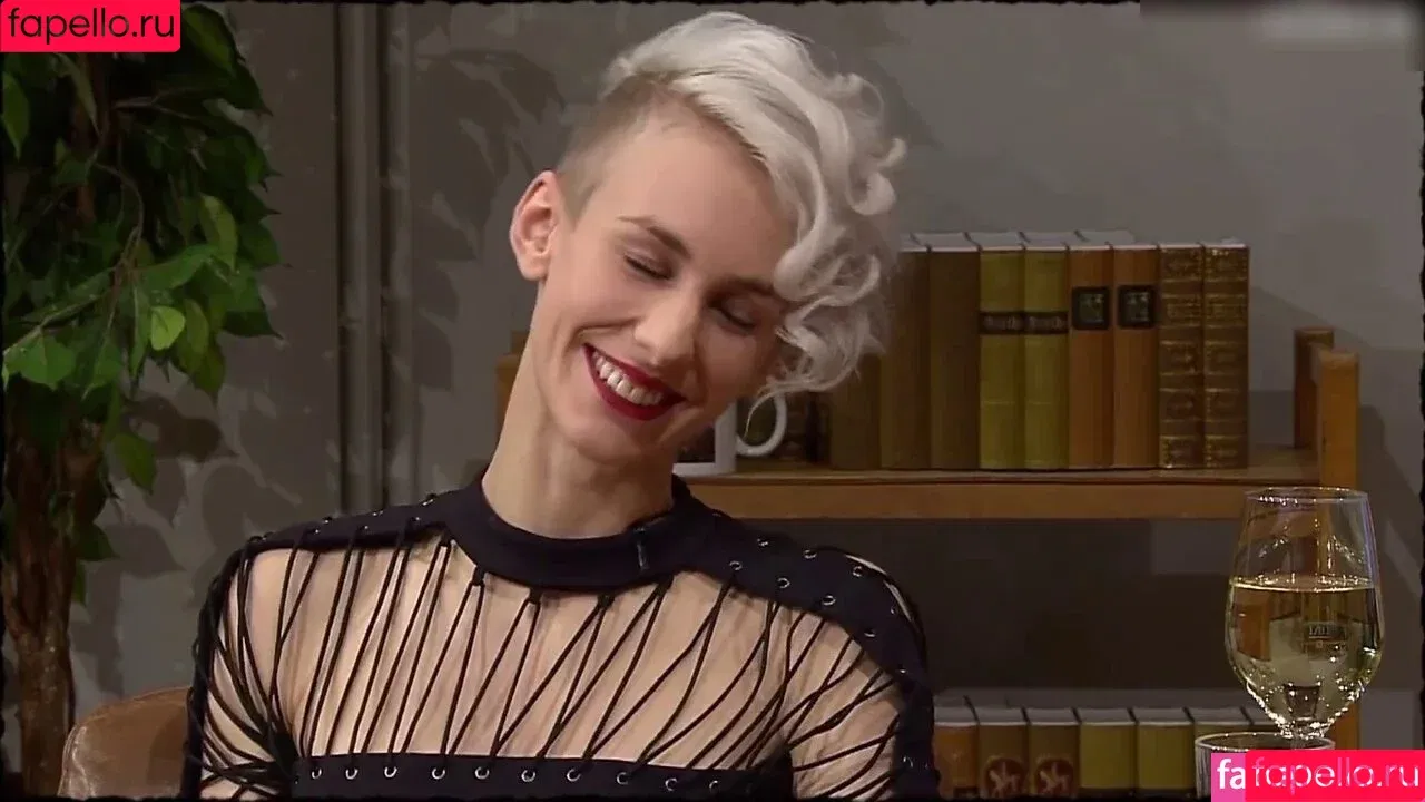 Lisa Eckhart / fraueckhart Onlyfans Photo Gallery 