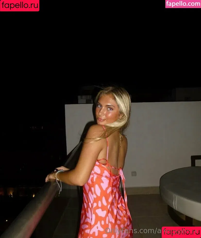 Averybennett / avaawest / averybennett0 / averyywest Onlyfans Photo Gallery 