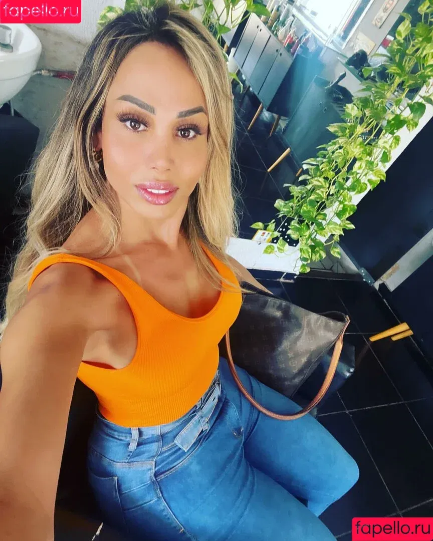 Agatha Ferraz / agathaferraz11 / agathaferraz2official / agathaferrazgyn Onlyfans Photo Gallery 