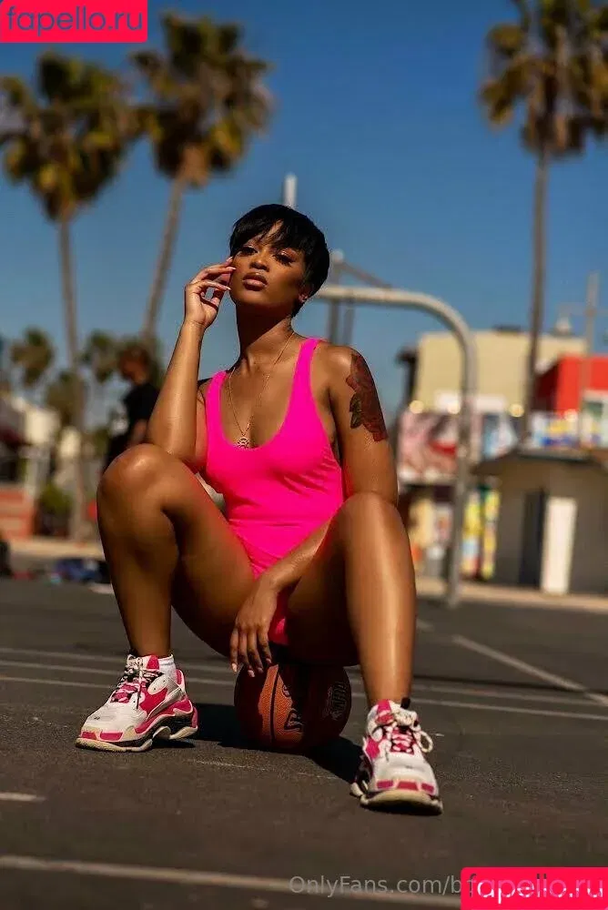 bombshell.xx / xx.bombshell Onlyfans Photo Gallery 