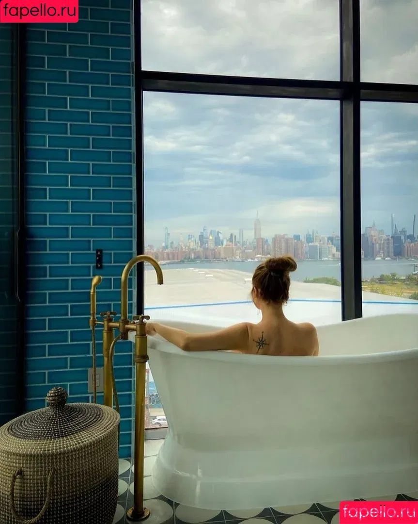 Eliza Taylor / elizajaneface Onlyfans Photo Gallery 