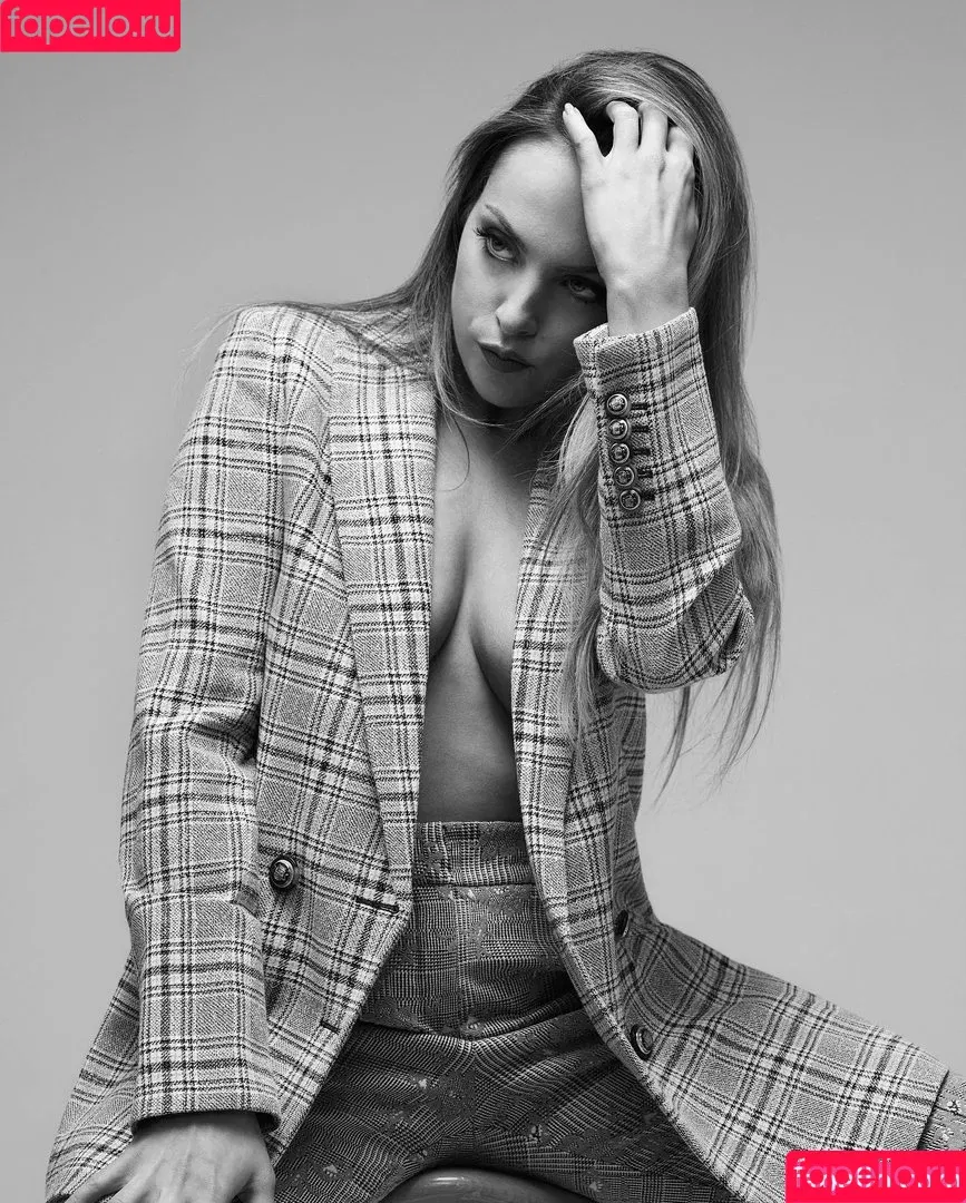 Elizabeth Gillies / ElizabethGilliesOfficial / LizGillies / lizgillz Onlyfans Photo Gallery 