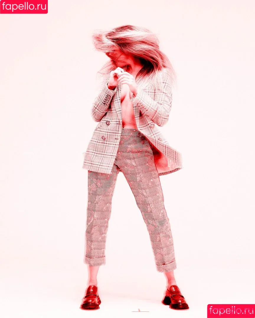 Elizabeth Gillies / ElizabethGilliesOfficial / LizGillies / lizgillz Onlyfans Photo Gallery 