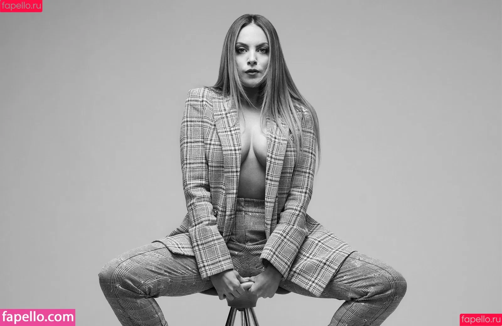 Elizabeth Gillies / ElizabethGilliesOfficial / LizGillies / lizgillz Onlyfans Photo Gallery 