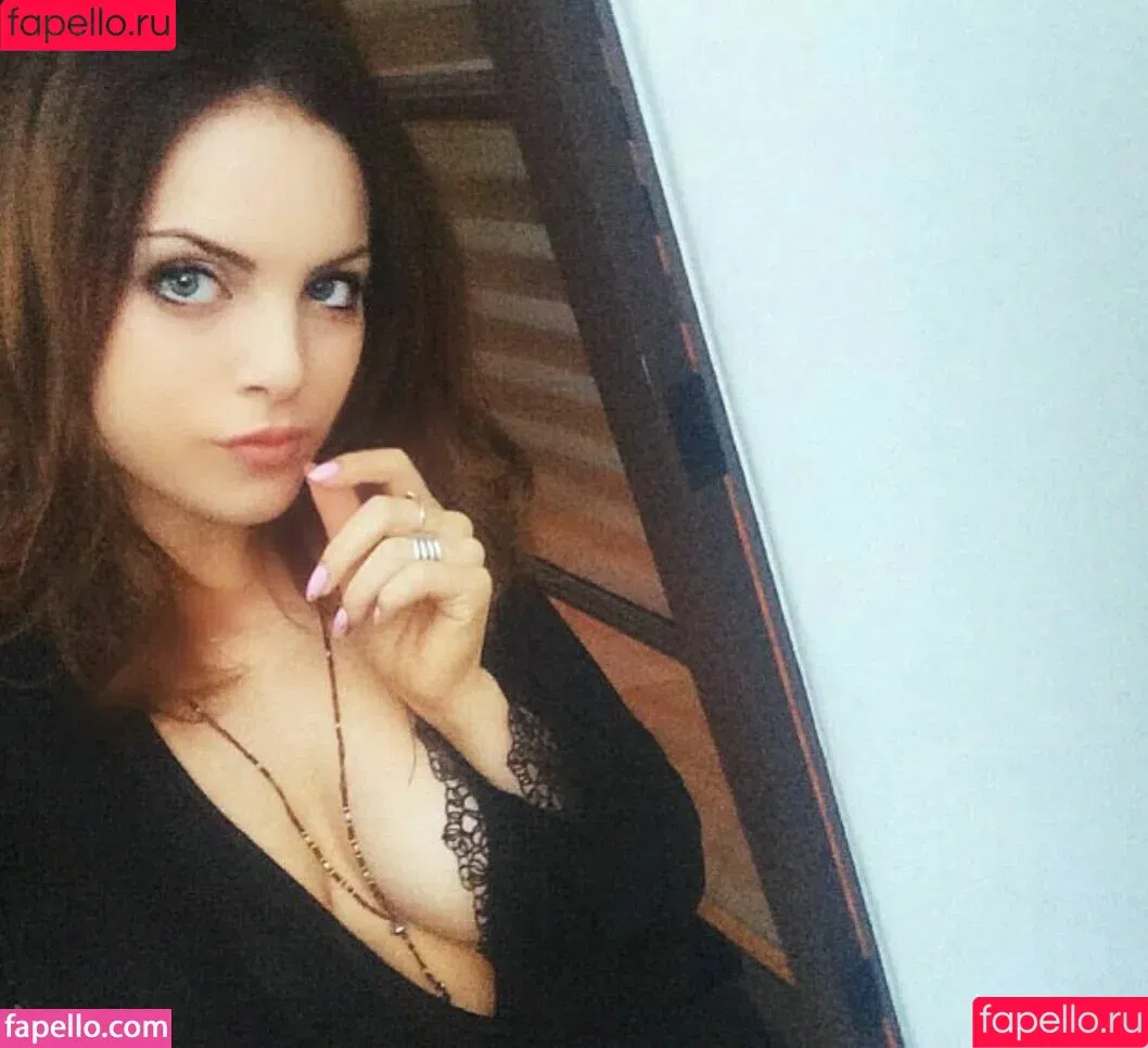 Elizabeth Gillies / ElizabethGilliesOfficial / LizGillies / lizgillz Onlyfans Photo Gallery 