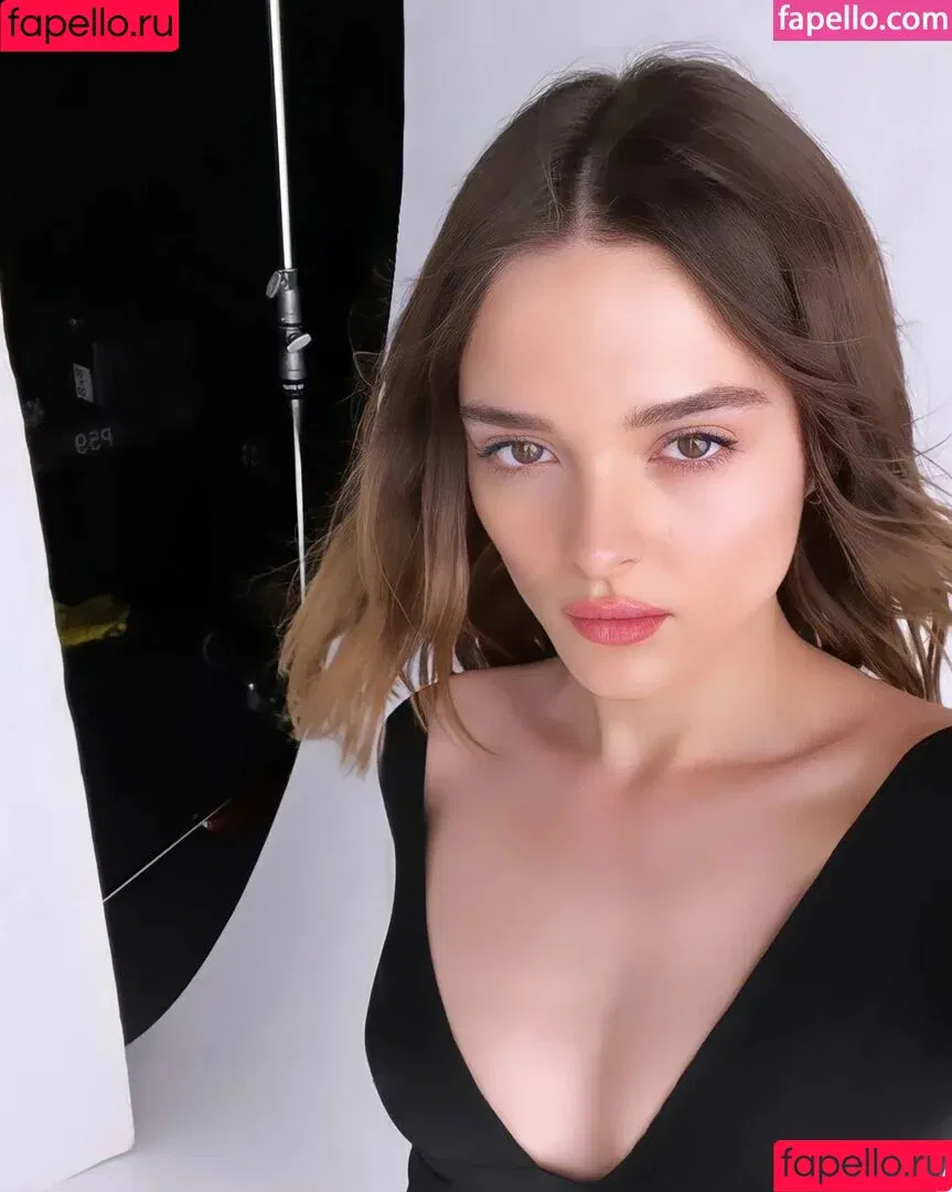 Charlotte Lawrence / charlottelawr / charlotteslawrence Onlyfans Photo Gallery 