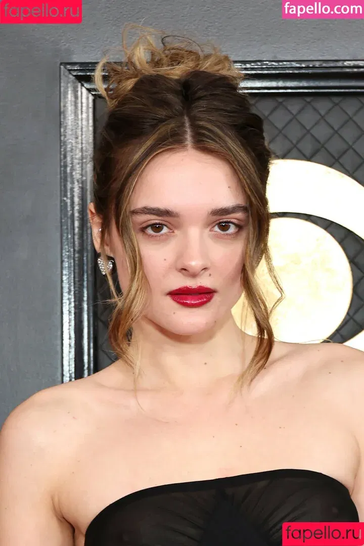 Charlotte Lawrence / charlottelawr / charlotteslawrence Onlyfans Photo Gallery 