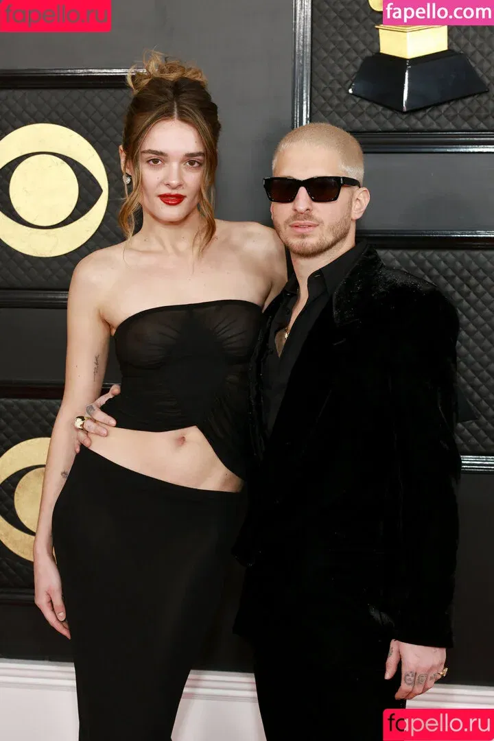 Charlotte Lawrence / charlottelawr / charlotteslawrence Onlyfans Photo Gallery 