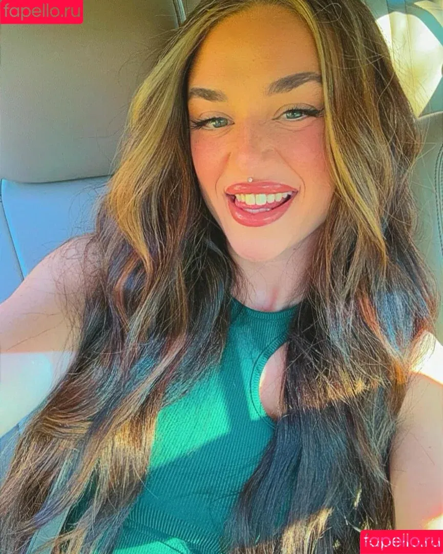 Kersten McAbee / Paige / paigeblossoms / paigetothestage Onlyfans Photo Gallery 