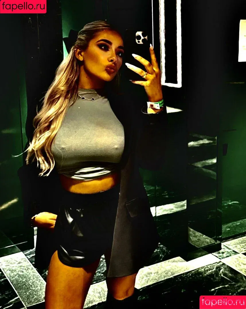 Saffron Barker / SaffronBarker / thegoddesssaffron Onlyfans Photo Gallery 