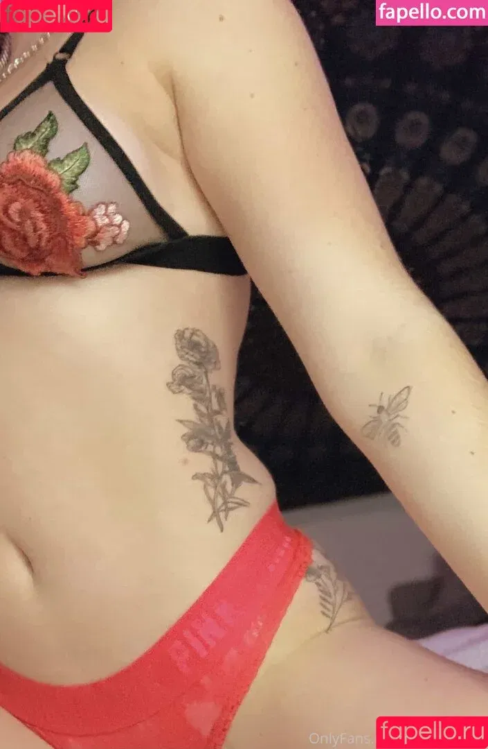 Ashley Barr / Emma Mae / Emma Monday / Emma Ray / EmmaMaeXXX / mae.barr Onlyfans Photo Gallery 