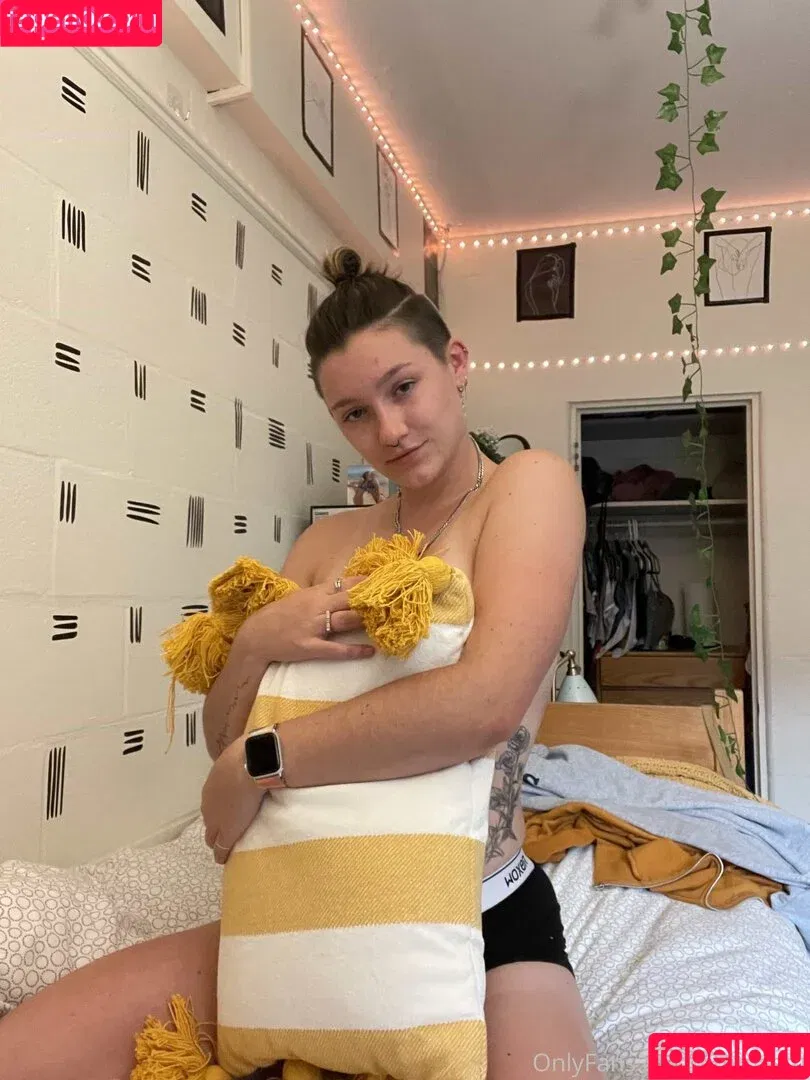 Ashley Barr / Emma Mae / Emma Monday / Emma Ray / EmmaMaeXXX / mae.barr Onlyfans Photo Gallery 