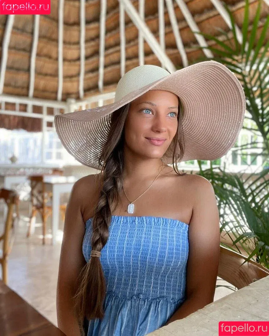 Britney Marie / brittney124 / ojosdelmar1 Onlyfans Photo Gallery 