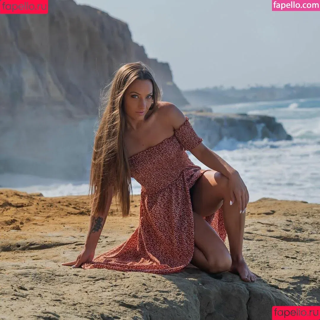 Britney Marie / brittney124 / ojosdelmar1 Onlyfans Photo Gallery 