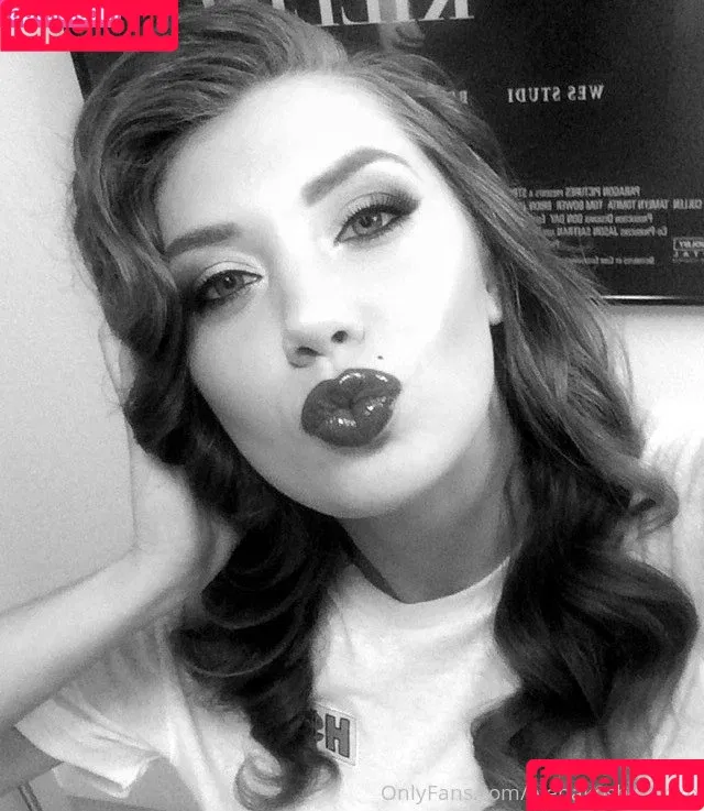 Elenakoshkaxoxo / therealelenakoshka Onlyfans Photo Gallery 