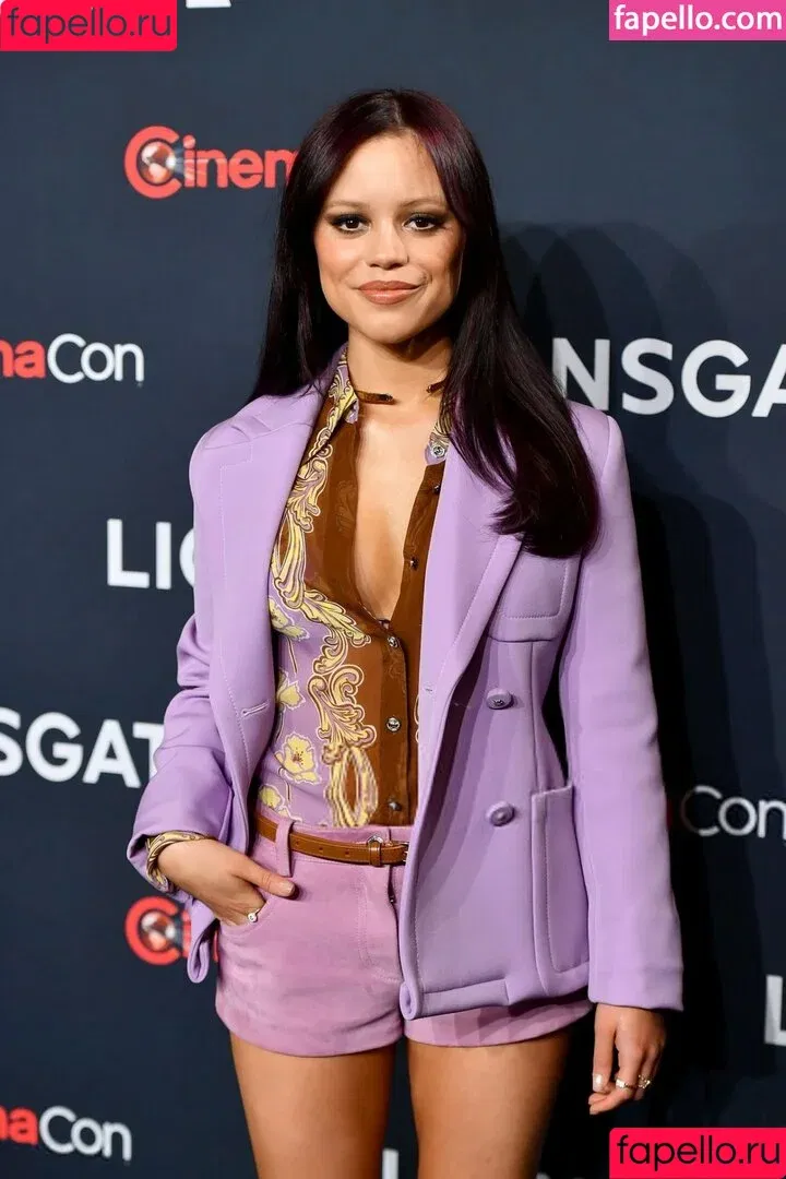 Jenna Ortega / Page / jennaortega / ortega00 Onlyfans Photo Gallery 