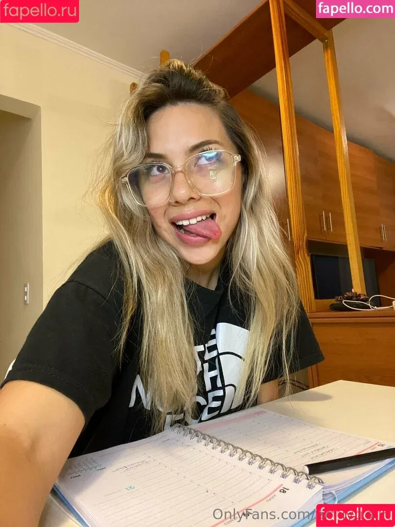 emily_trains / emilytraiin Onlyfans Photo Gallery 