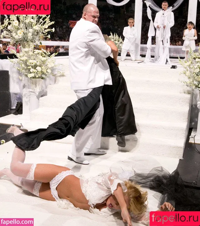 Trish Stratus / trishstratuscom Onlyfans Photo Gallery 