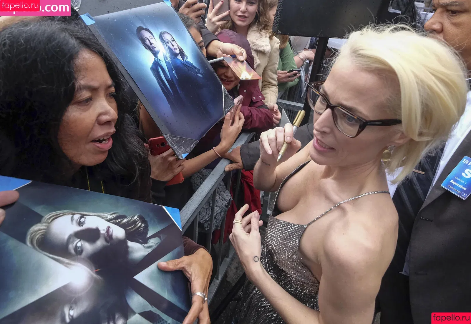 Gillian Anderson / GillianA Onlyfans Photo Gallery 