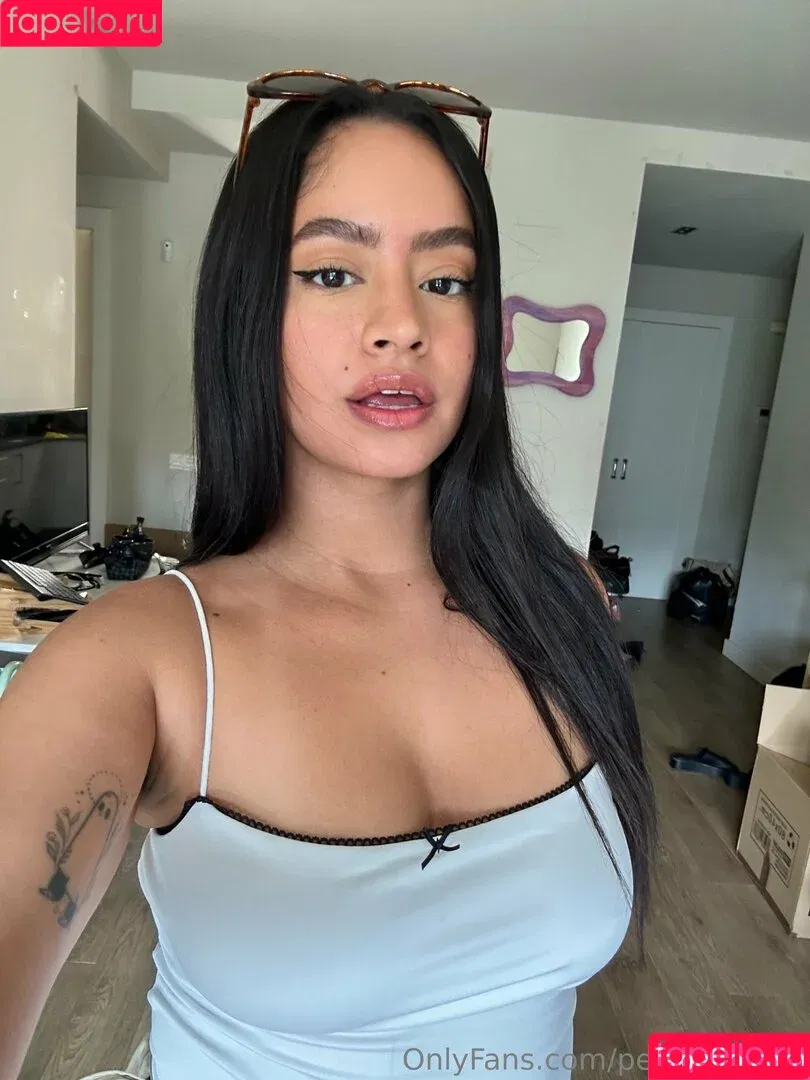 _petitemma_ / petitemmatv Onlyfans Photo Gallery 