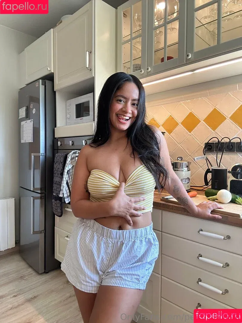 _petitemma_ / petitemmatv Onlyfans Photo Gallery 