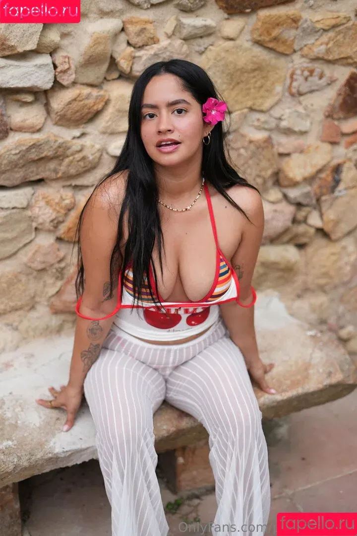 _petitemma_ / petitemmatv Onlyfans Photo Gallery 