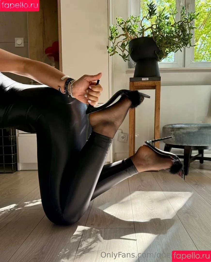 queenfeetred / queenfeetred_3 Onlyfans Photo Gallery 