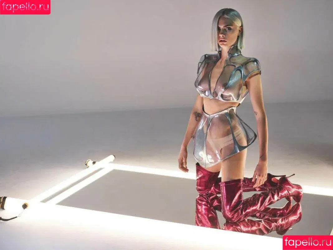 Cara Delevingne / CaraDelevingneOfficialPage / caradelevingne Onlyfans Photo Gallery 