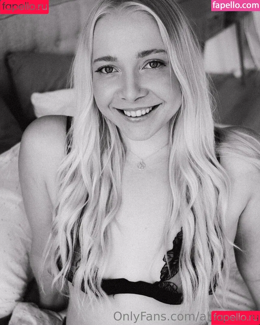 alora_free / officialalora Onlyfans Photo Gallery 