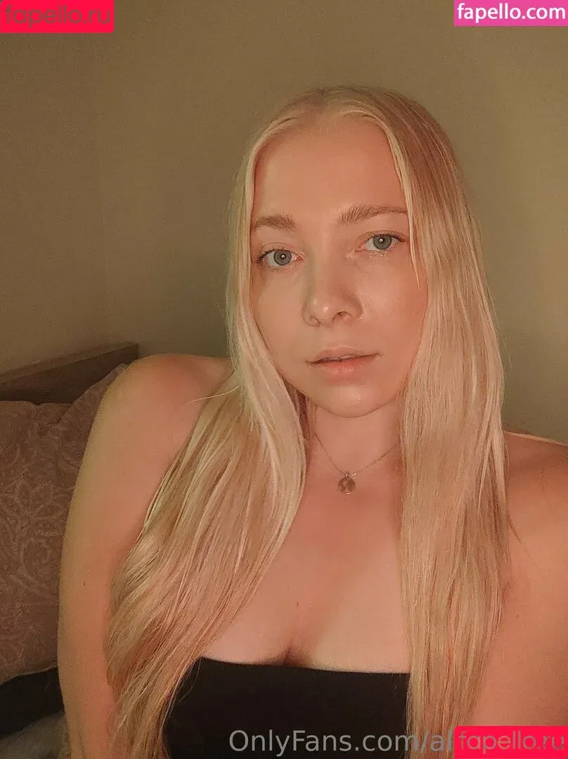 alora_free / officialalora Onlyfans Photo Gallery 