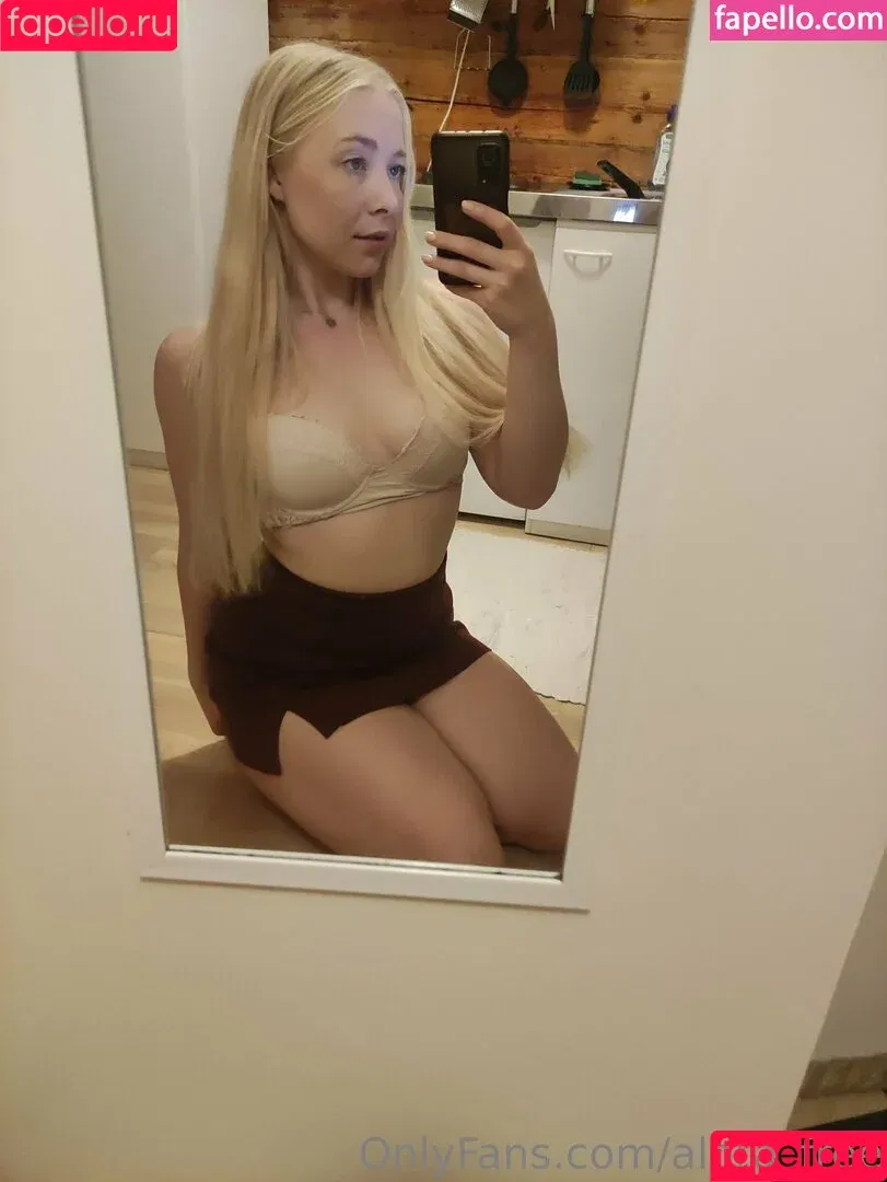 alora_free / officialalora Onlyfans Photo Gallery 