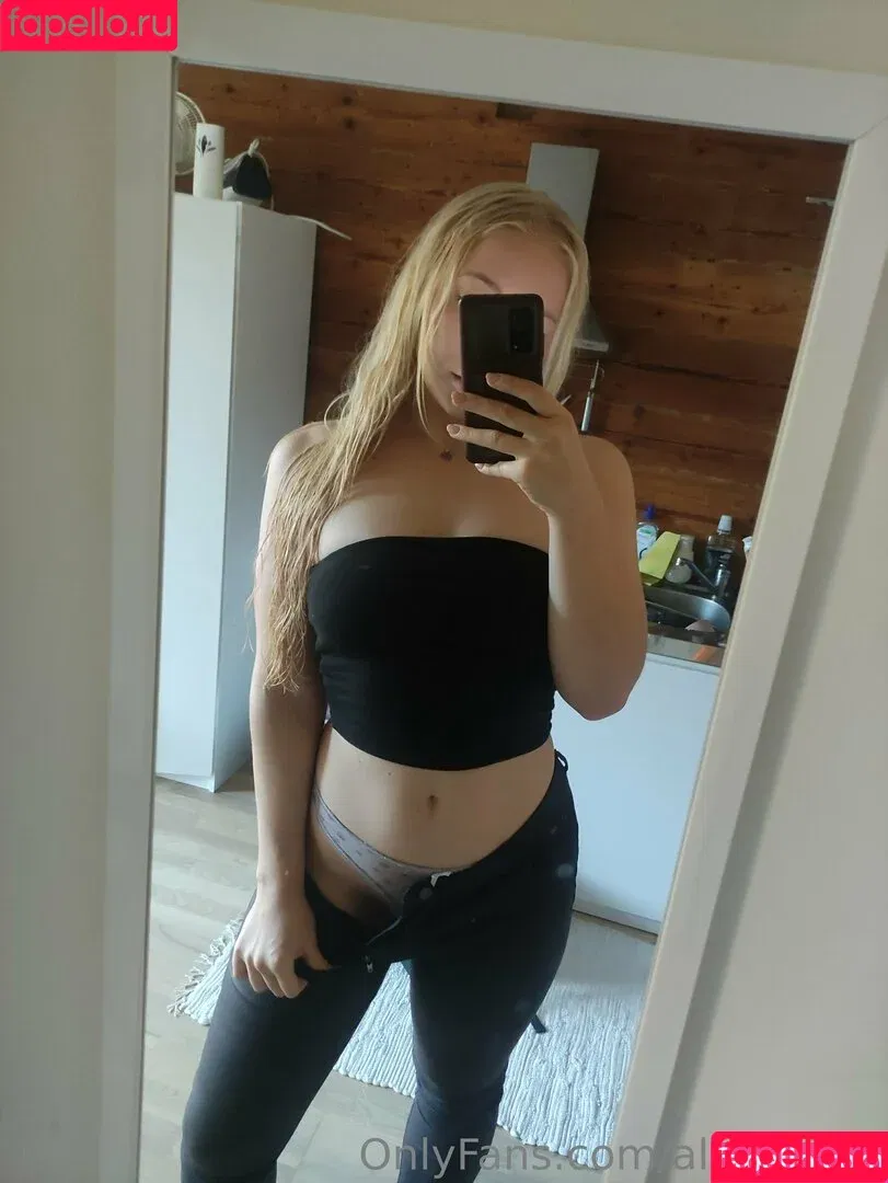 alora_free / officialalora Onlyfans Photo Gallery 