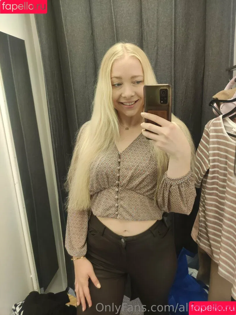 alora_free / officialalora Onlyfans Photo Gallery 