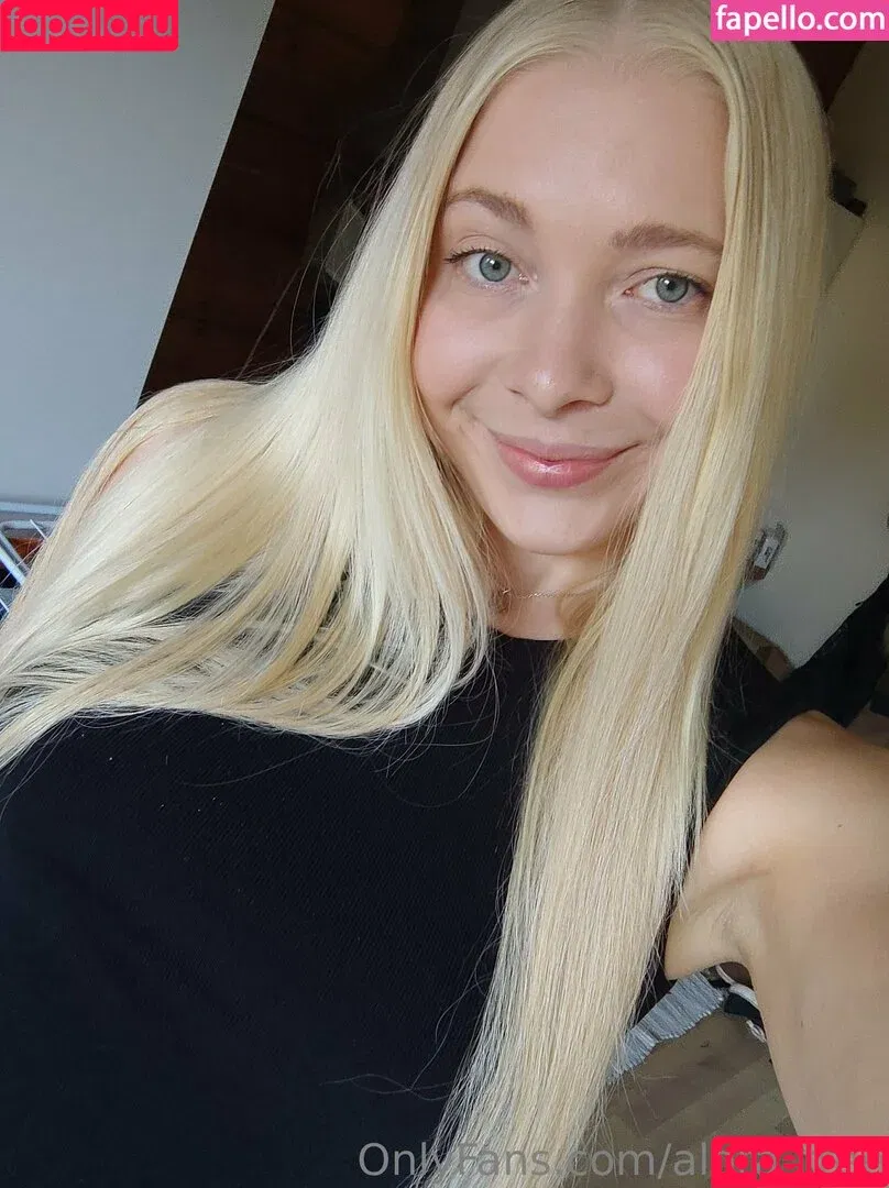 alora_free / officialalora Onlyfans Photo Gallery 