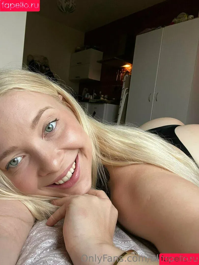 alora_free / officialalora Onlyfans Photo Gallery 