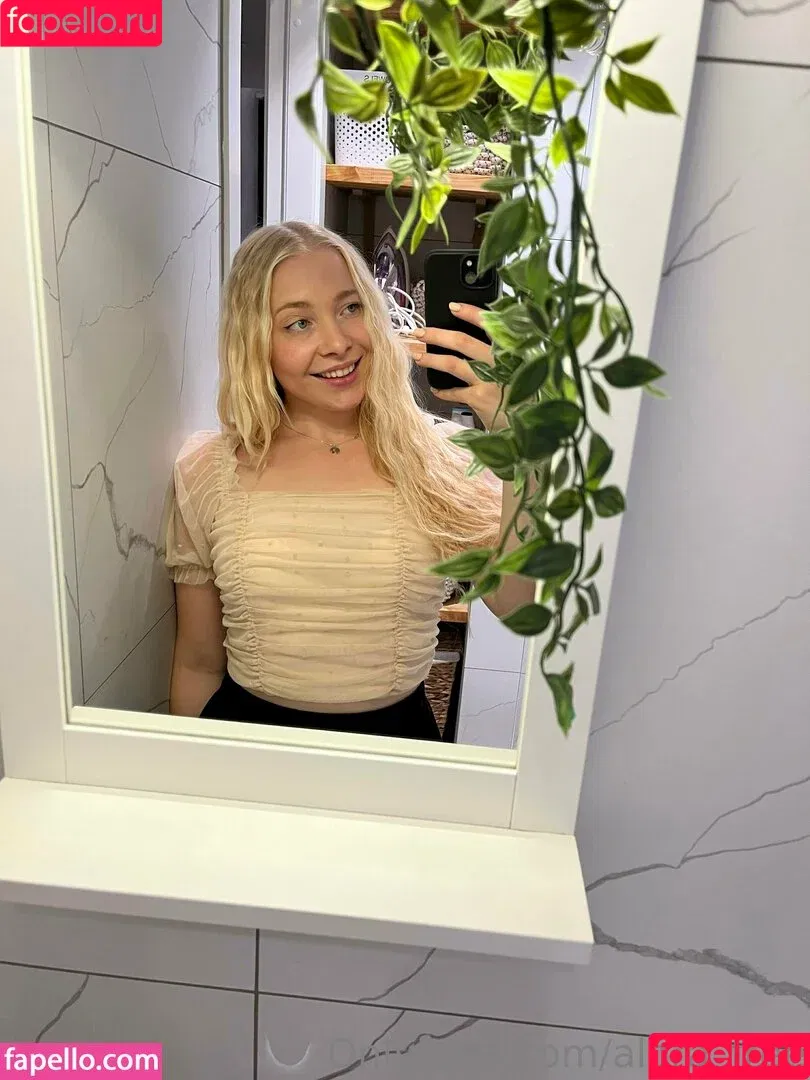 alora_free / officialalora Onlyfans Photo Gallery 