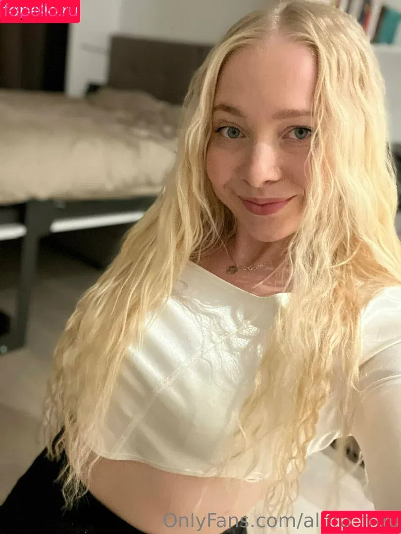 alora_free / officialalora Onlyfans Photo Gallery 