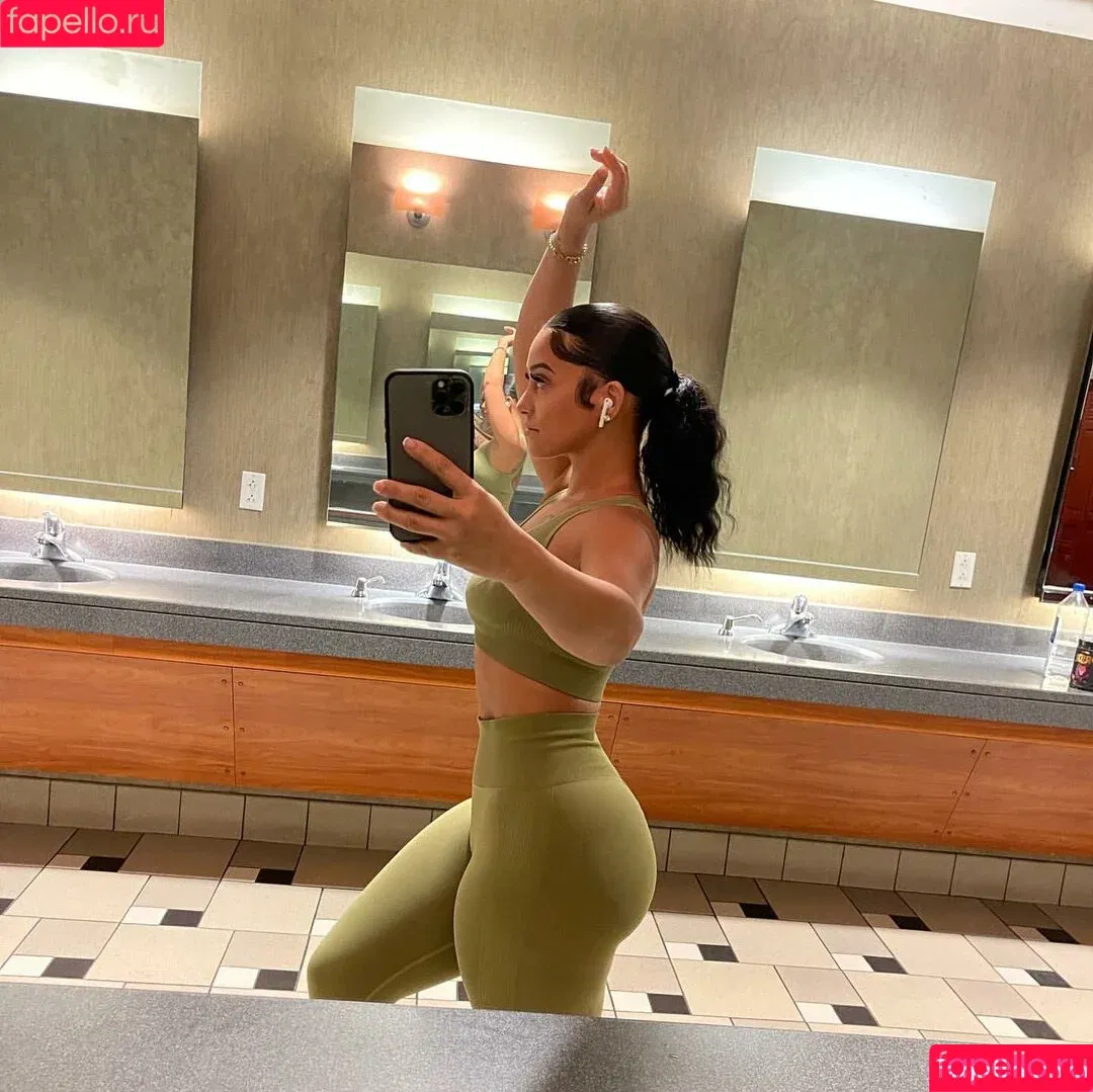 LovelyLesh / lovelyleshfeet Onlyfans Photo Gallery 