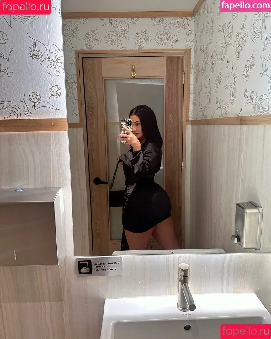 LovelyLesh / lovelyleshfeet Onlyfans Photo Gallery 