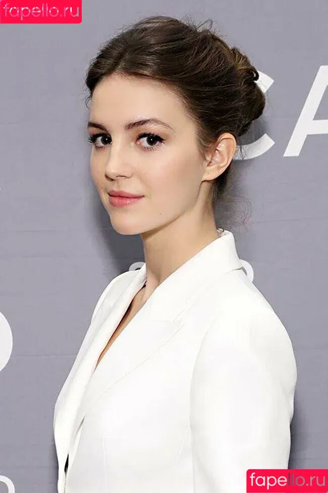 Ella Hunt / EllaHunt Onlyfans Photo Gallery 